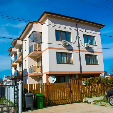 Apartment Family In Quiet Neighborhood *