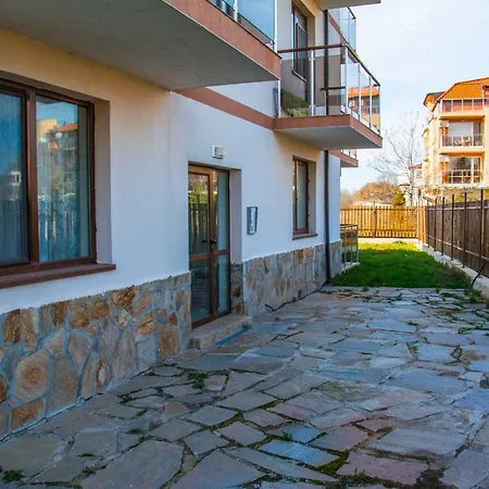 Apartment Family In Quiet Neighborhood *